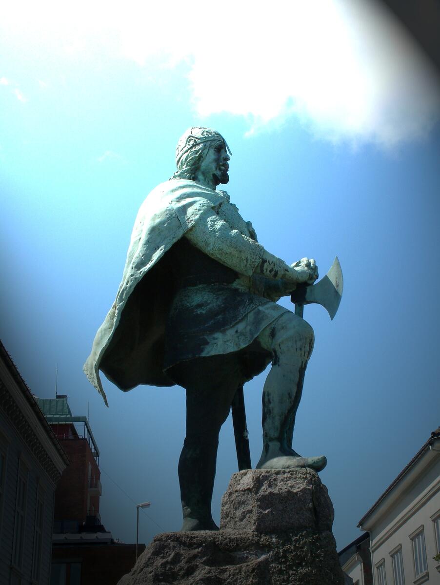 Olav den hellige. Skulptur av Gustav Lærum. King St. Olav, the founder of Sarpsborg. Sculpyure by Gustav Lærum
