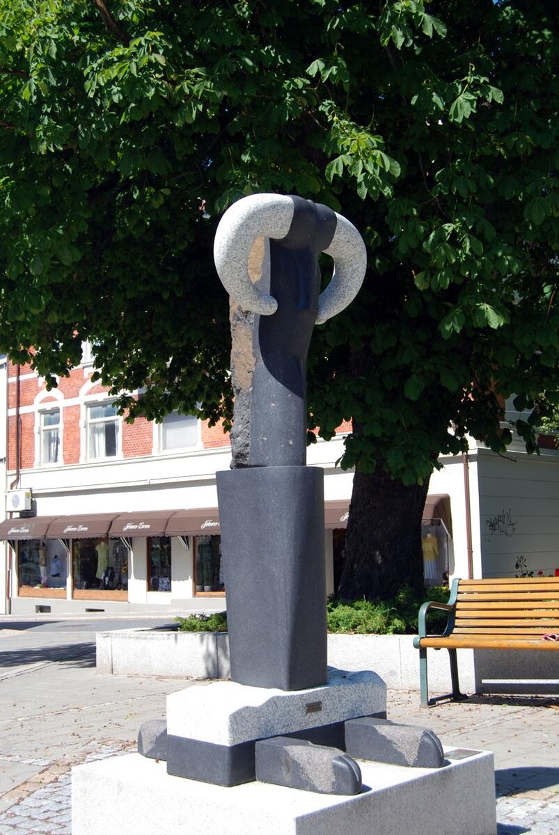 Skulpturen Hardråde/Aries, av billedhoggeren Knut Bryn, på Haralds plass