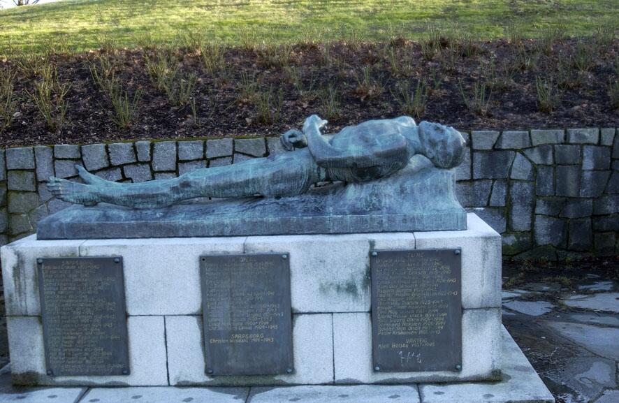 Monumentet over falne på Sarpsborg kirkegård - av Per Palle Storm
