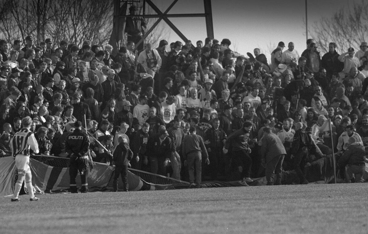 Gjerdet brast da vålerenga-fansen jublet over må i SFK kampen SFK-Vålerenga sarpsborg stadion