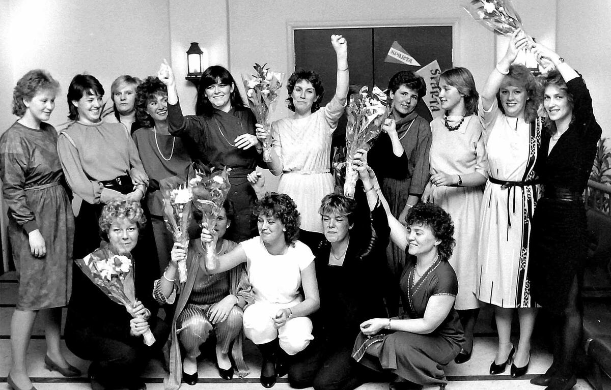 Sparta norgesmester i ishockey 1984, her er koner og kjærester som feirer med blomster