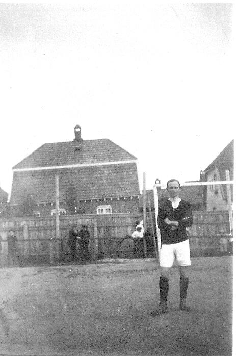 Leder av Sarpsborg Fotballklubb 1908-1928, Chr. Berg, på fotballbanen til SFK