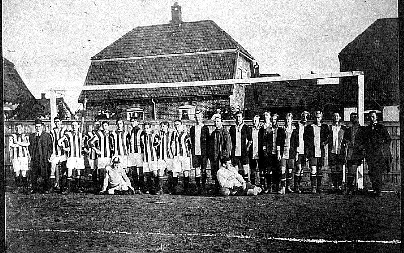 Sarpsborg Fotballklubb oppstilt foran kamp på sitt gamle stadion