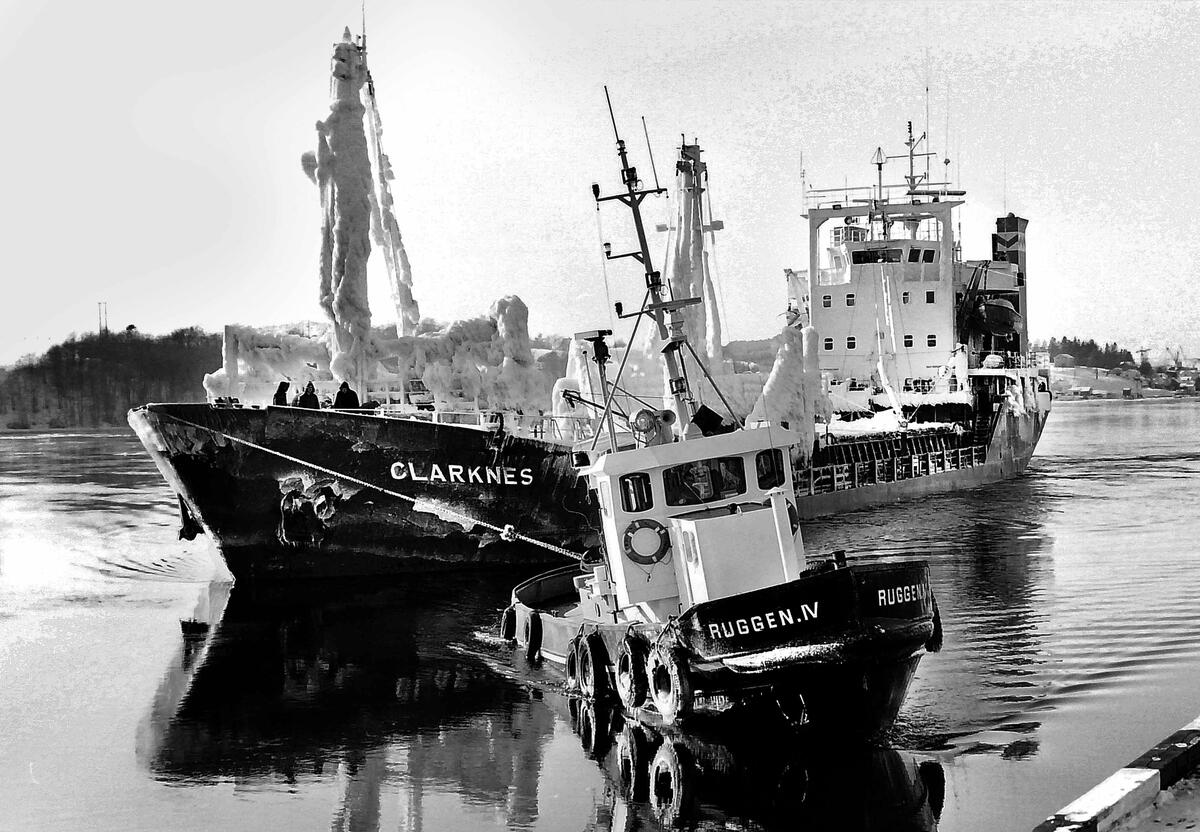 Fotoblikk. Istid i Glomma, februar 1978, Ruggen IV sleper skipet Clarknes til Alvimkaia
