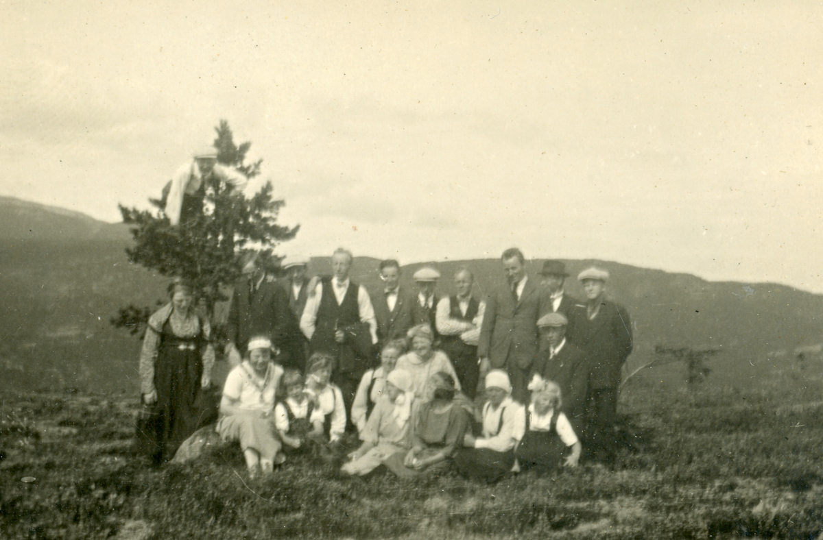 Seks bilde frå Sletteli i 1924.