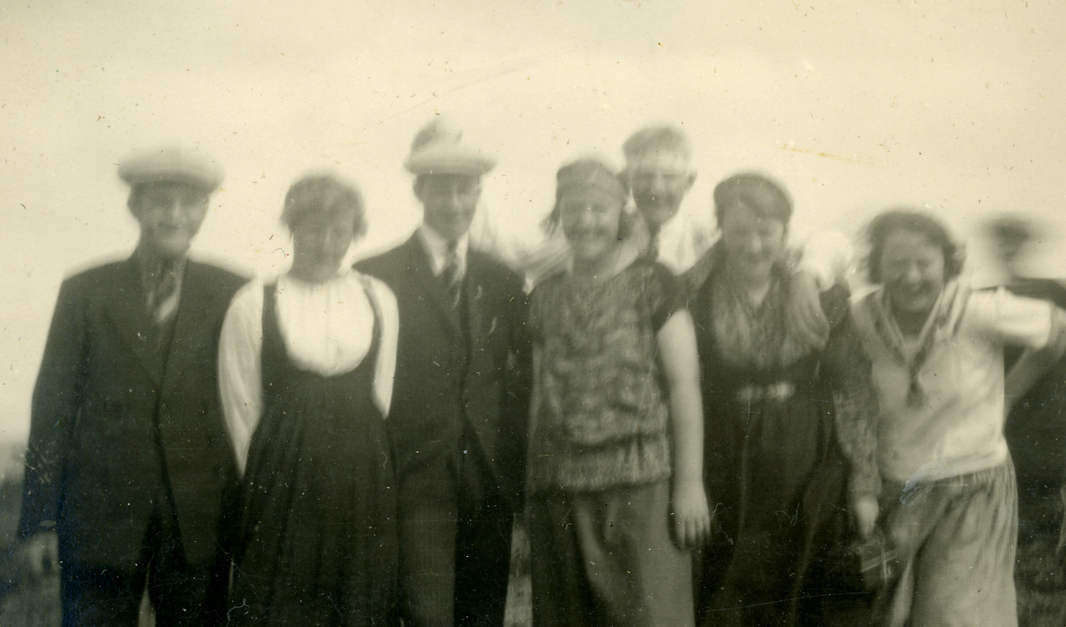 Seks bilde frå Sletteli i 1924.