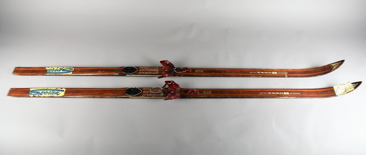 Eit par ski av tre. Rottefellebinding.