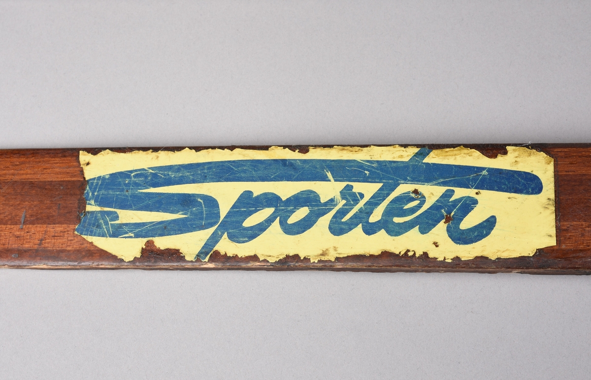 Eit par ski av tre. Rottefellebinding.