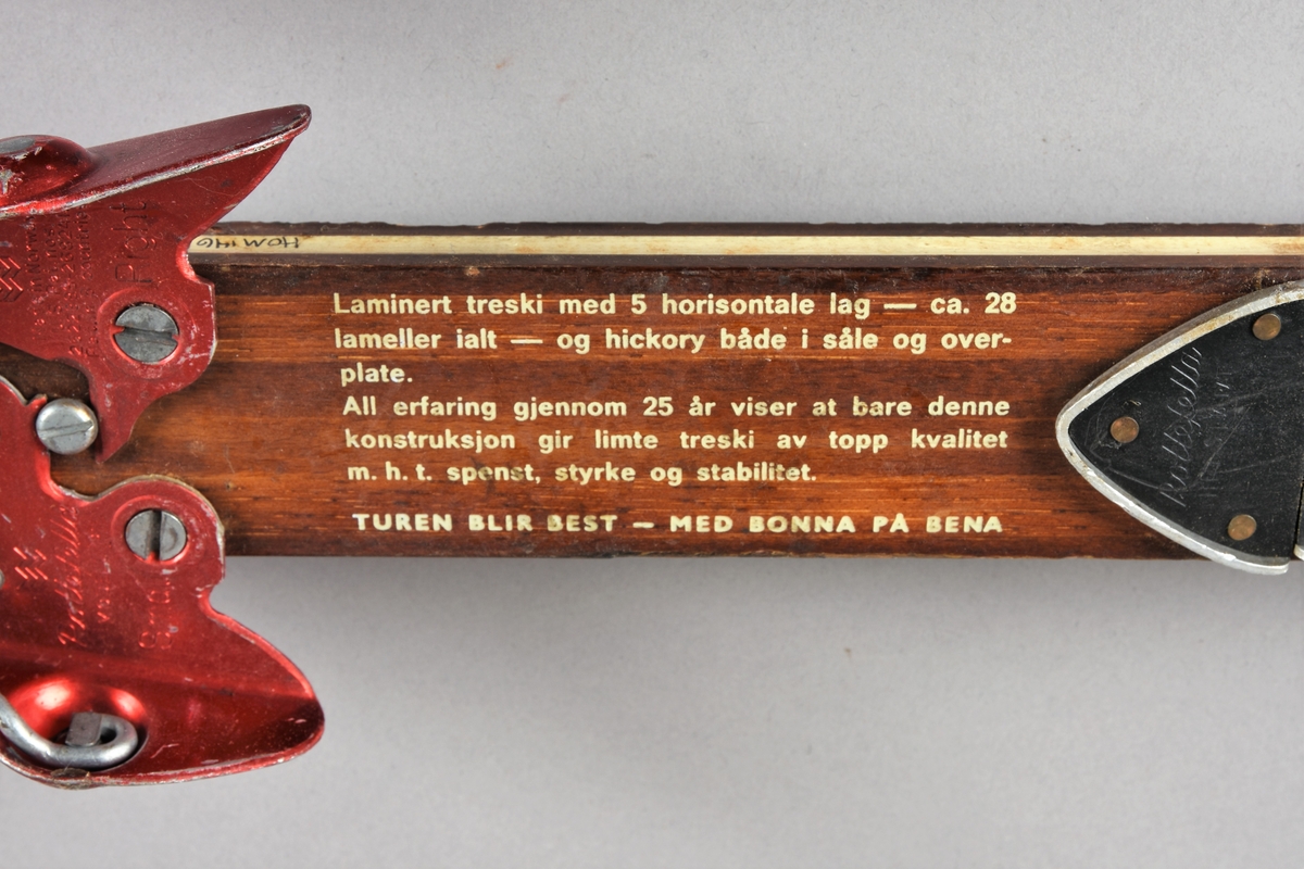 Eit par ski av tre. Rottefellebinding.