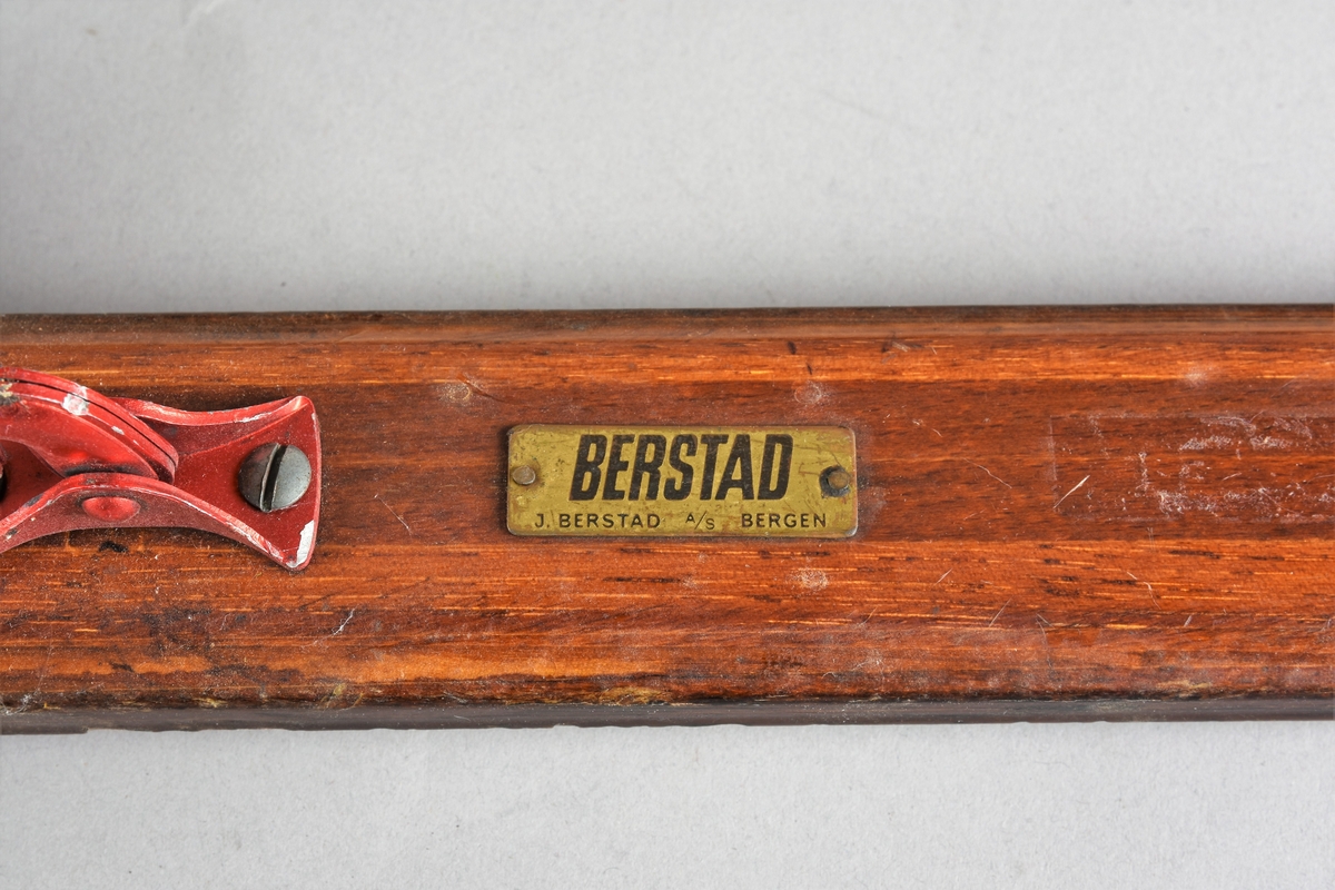 Eit par ski av tre. Rottefellebinding.