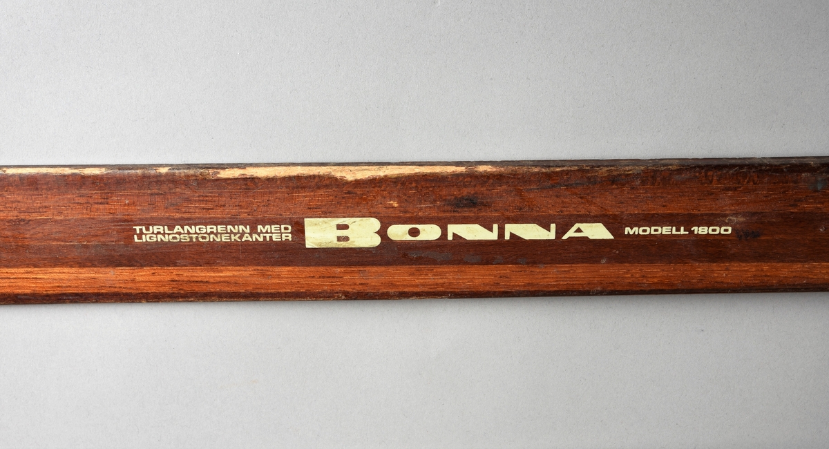 Eit par ski av tre. Rottefellebinding.