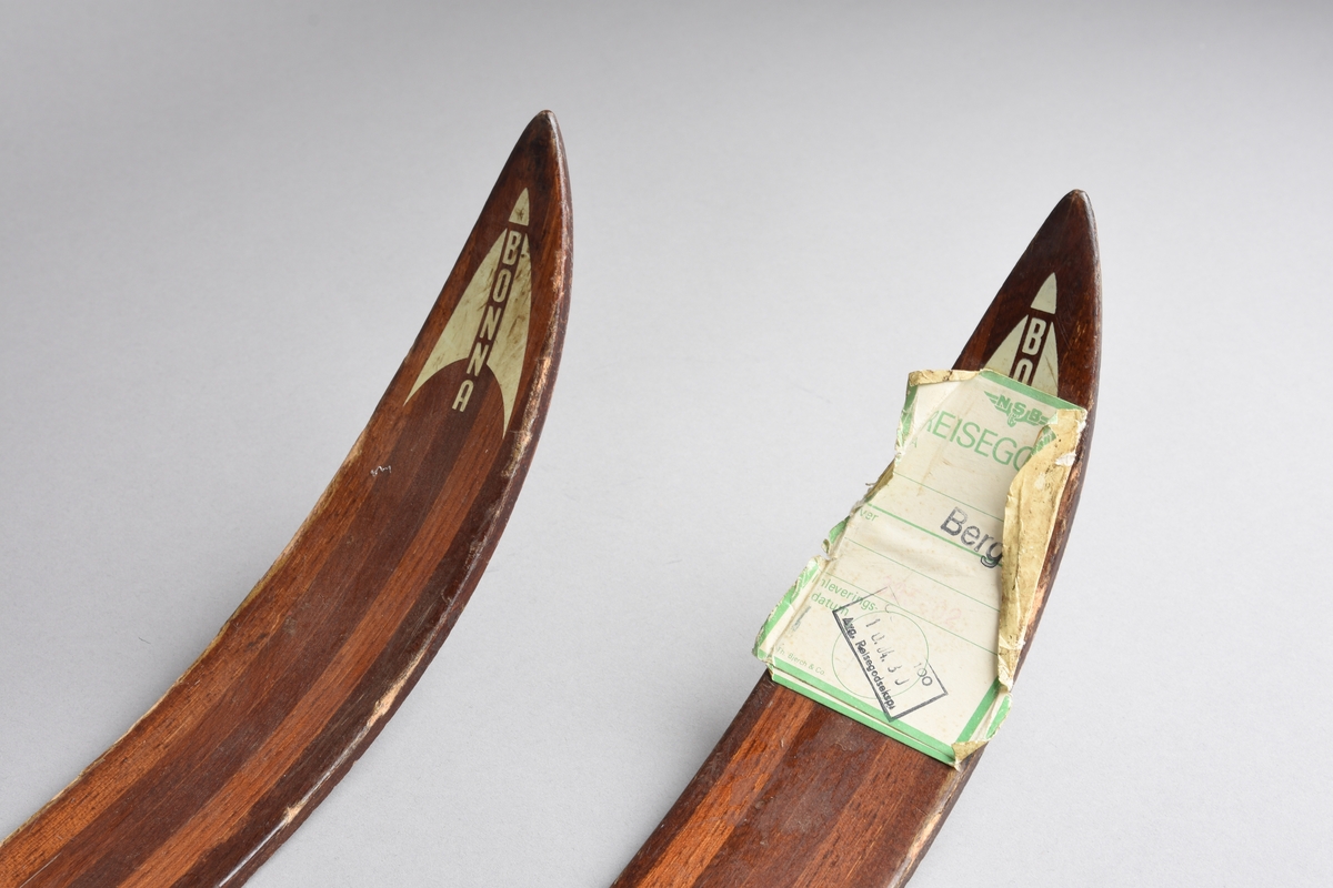 Eit par ski av tre. Rottefellebinding.