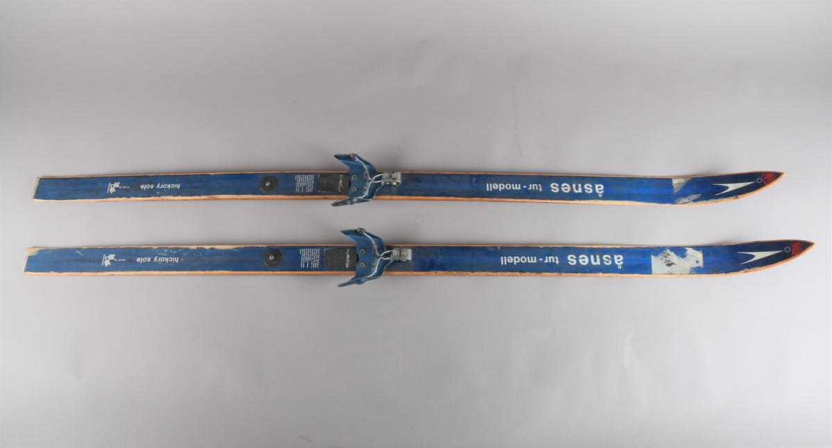 Eit par ski av tre. Rottefellebinding.