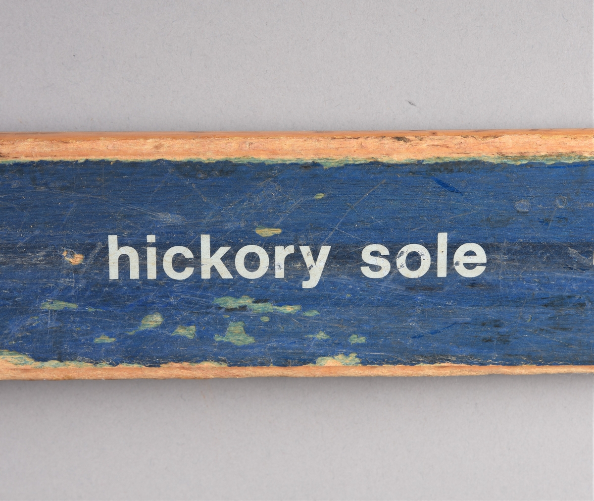 Eit par ski av tre. Rottefellebinding.