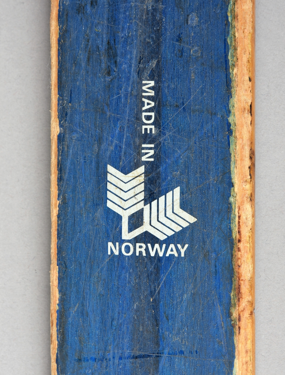 Eit par ski av tre. Rottefellebinding.