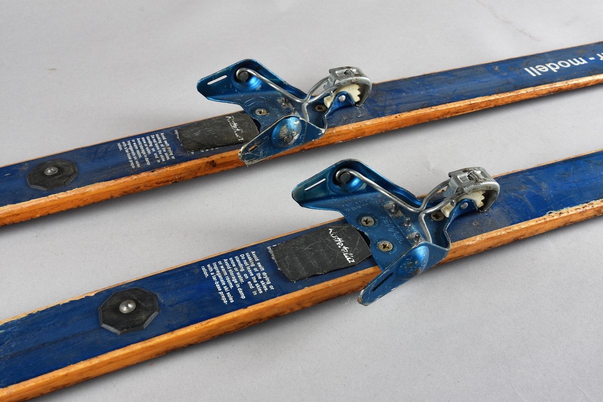 Eit par ski av tre. Rottefellebinding.