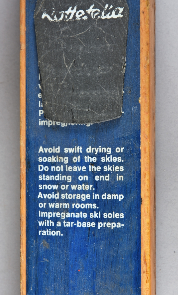 Eit par ski av tre. Rottefellebinding.