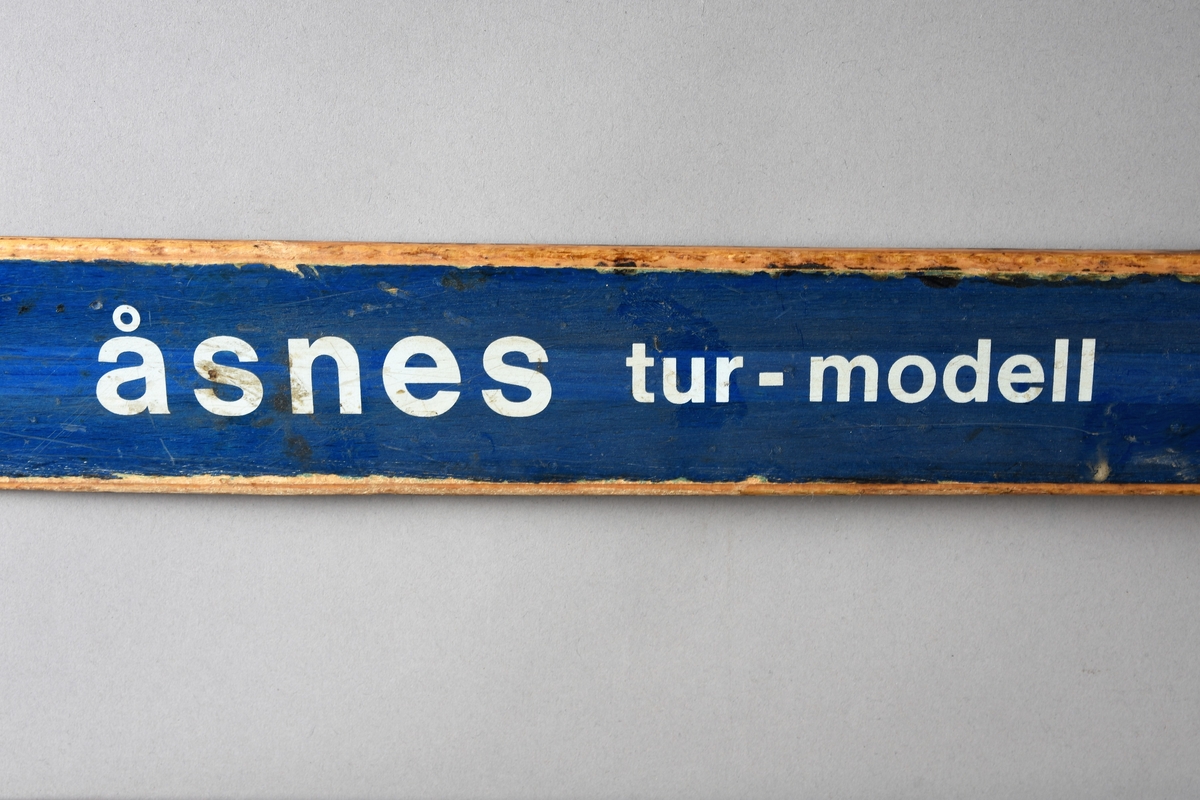 Eit par ski av tre. Rottefellebinding.