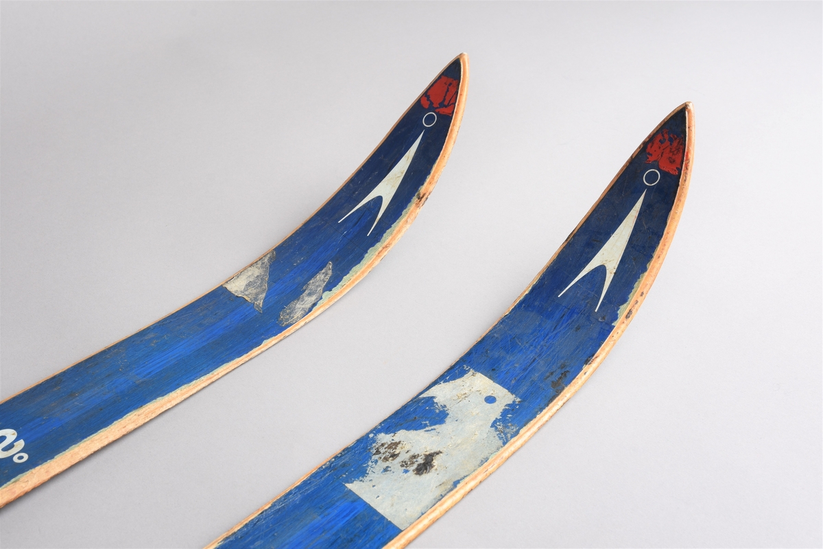 Eit par ski av tre. Rottefellebinding.