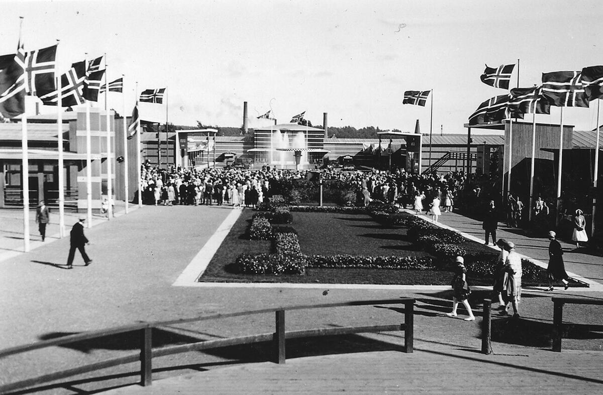 Østfoldutstillingen. Østfold fylkesutstilling i samarbeid med Sarpsborg kommune og Østfold landbruksselskap (100 år) og de andre Østfoldbyene.
I alt ti avdelinger for skogbruk, landbruk, industri, husflid, osv. Også kulturhistorisk utstilling på Borgarsyssel Museum.