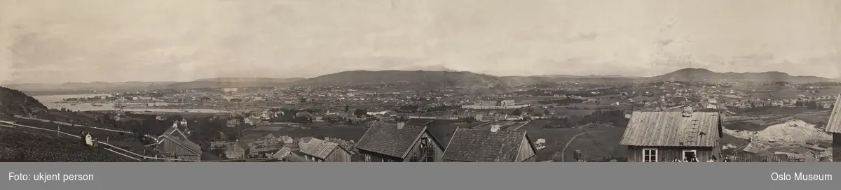panorama: utsikt, trehusbebyggelse, mennesker, kulturlandskap, by, fjord