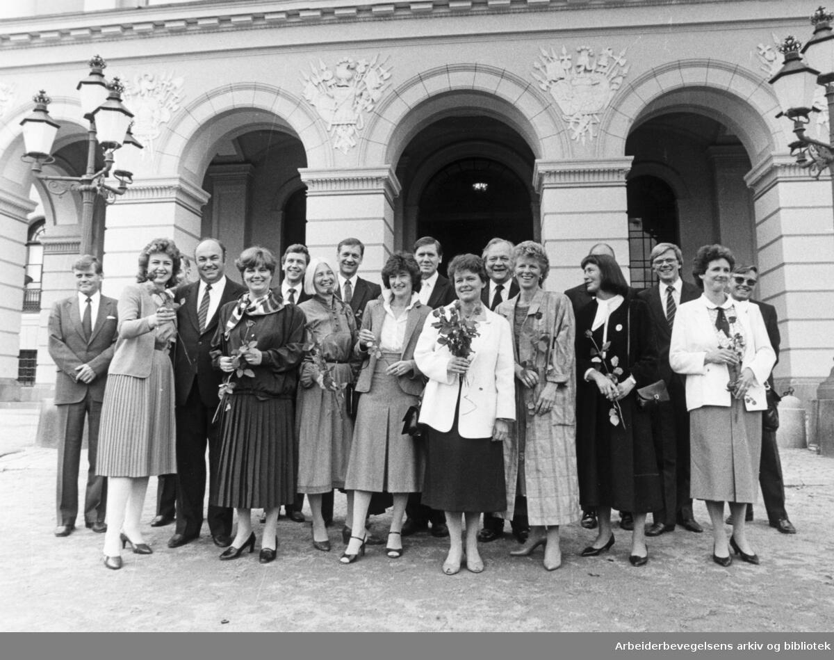 Bilde av Gro Harlem Brundtlands andre regjering, den såkalt «kvinneregjeringen». De står på slottsplassen.