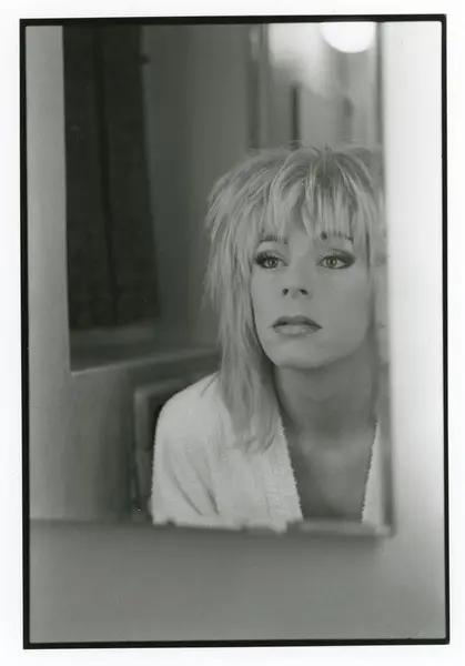 Fotografi av Cårejånni Enderud. Han ser på seg selv i et speil.