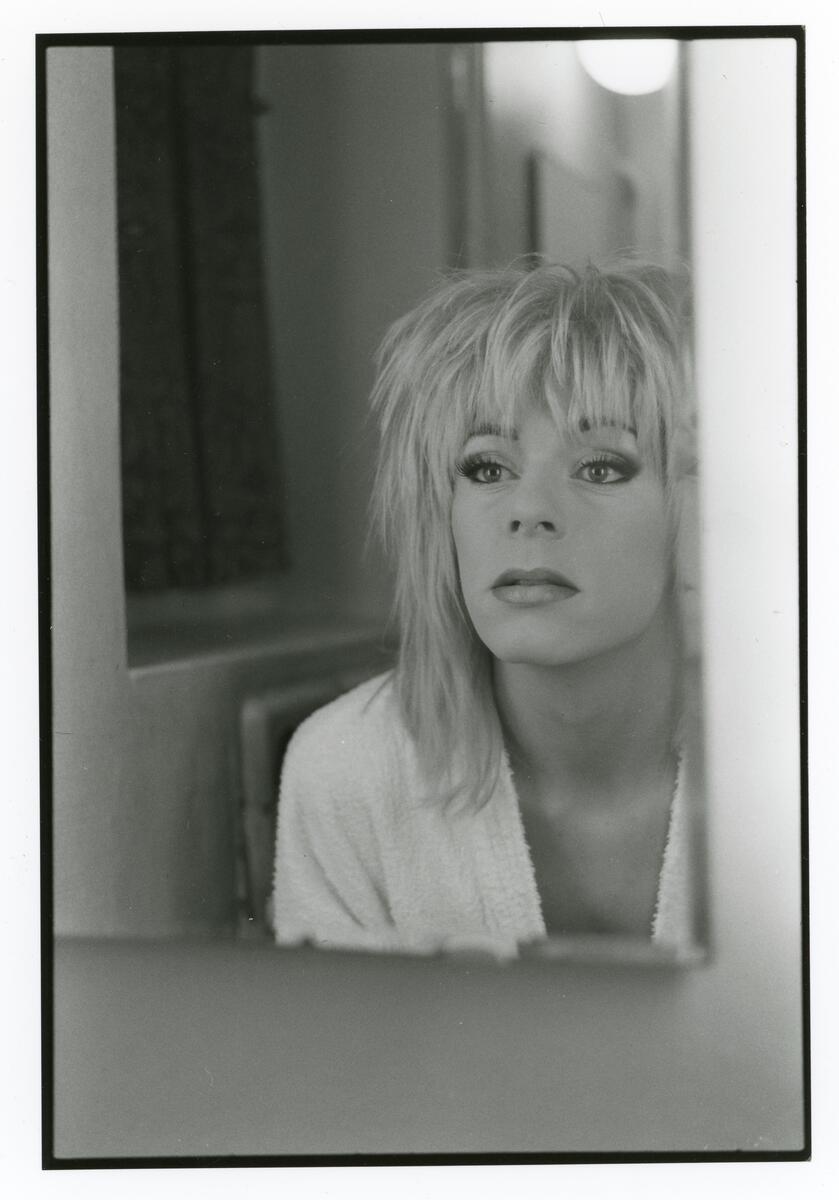 Fotografi av Cårejånni Enderud. Han ser på seg selv i et speil.