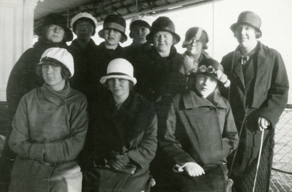 Tre bilde frå ein båttur på Norsjø i 1925.