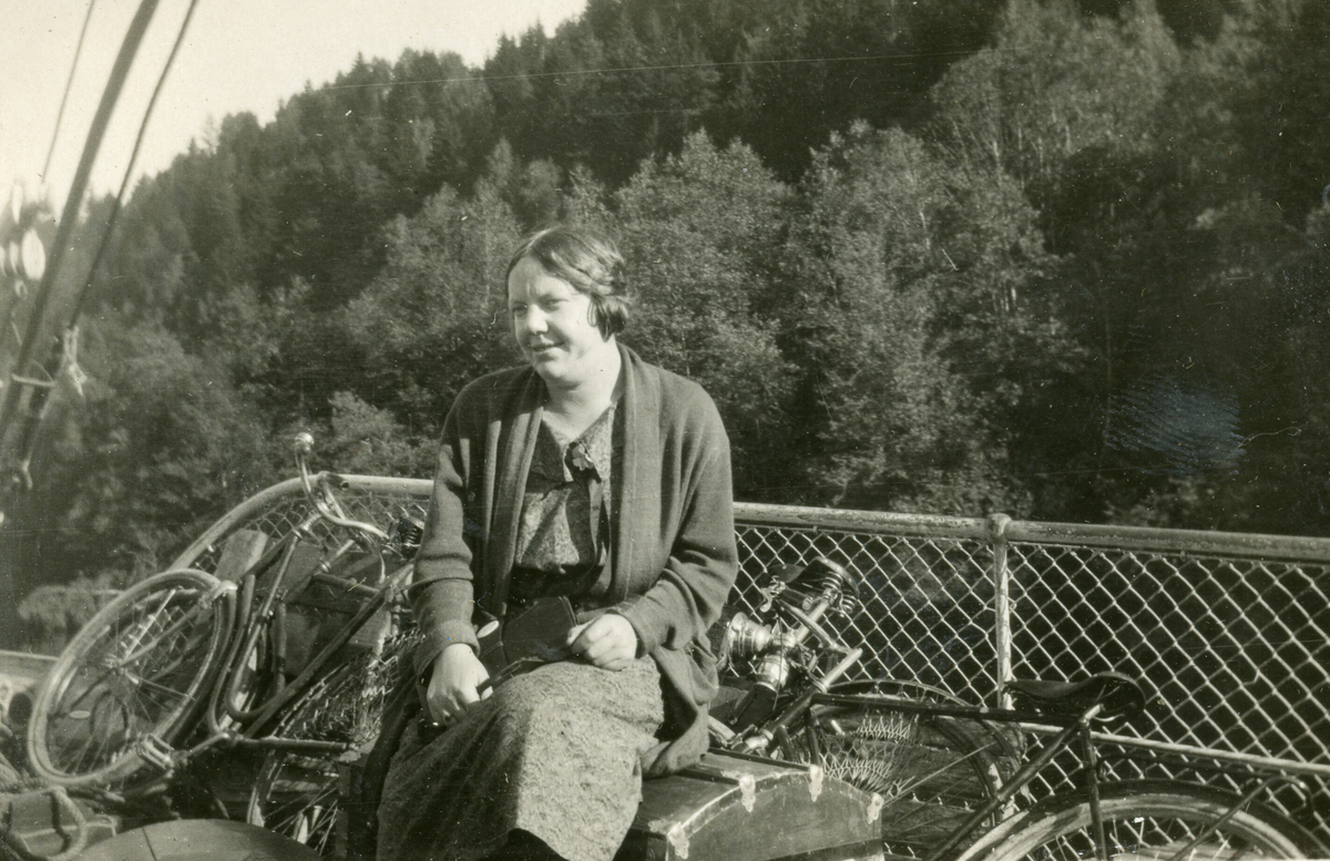 Tre bilde frå ein båttur på Norsjø i 1925.