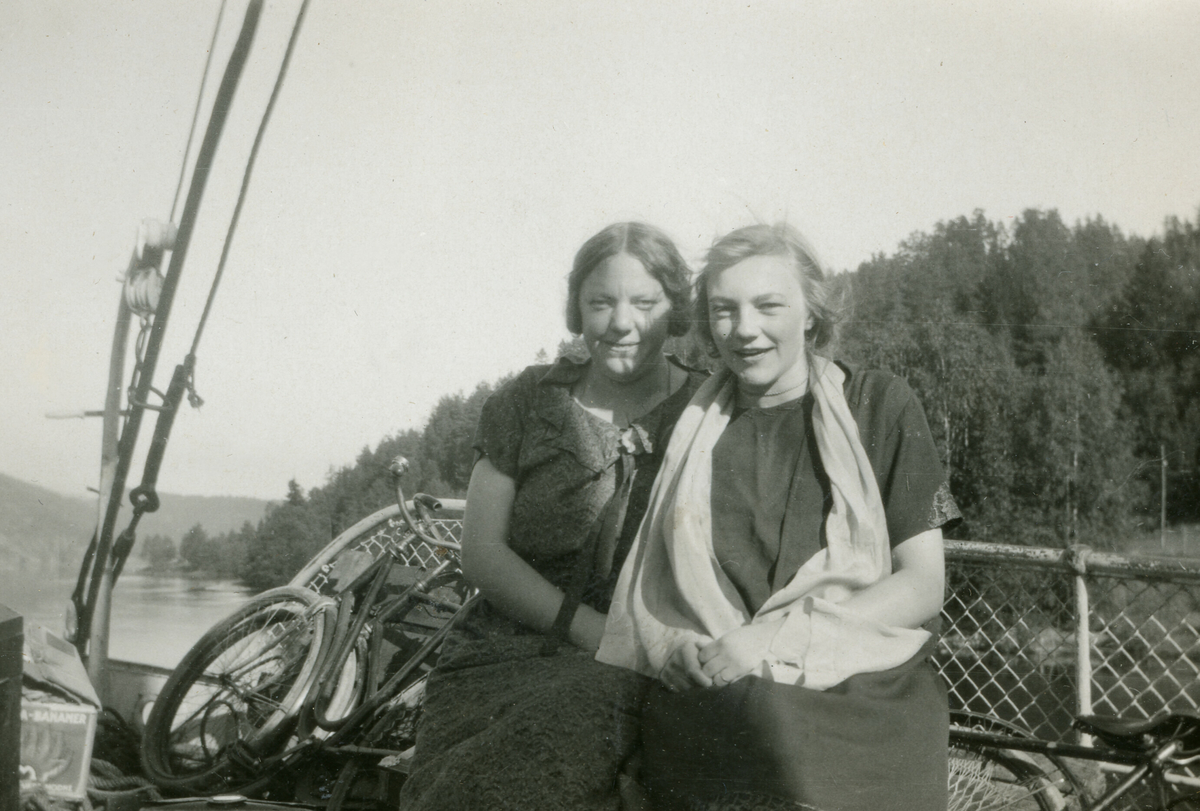 Tre bilde frå ein båttur på Norsjø i 1925.