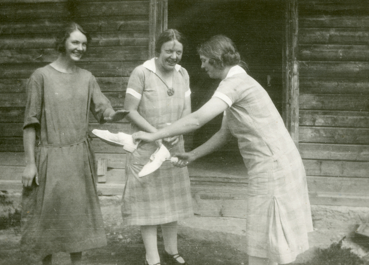 Fire bilde tatt på Helland i Bø i 1926.  