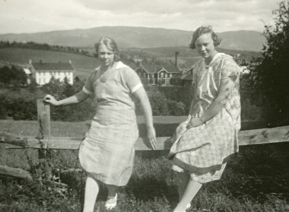 Fire bilde tatt på Helland i Bø i 1926.  
