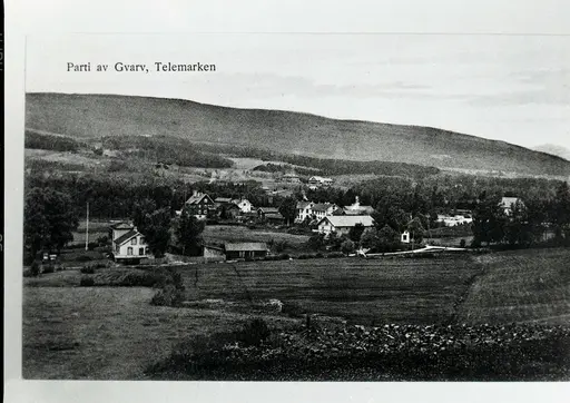 hus, Gvarv, huset til sakførar Ås tv., Hølen t.h.