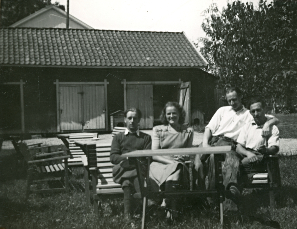 Seks bilde med motiv: Samling av kvinnelege ungdommar.