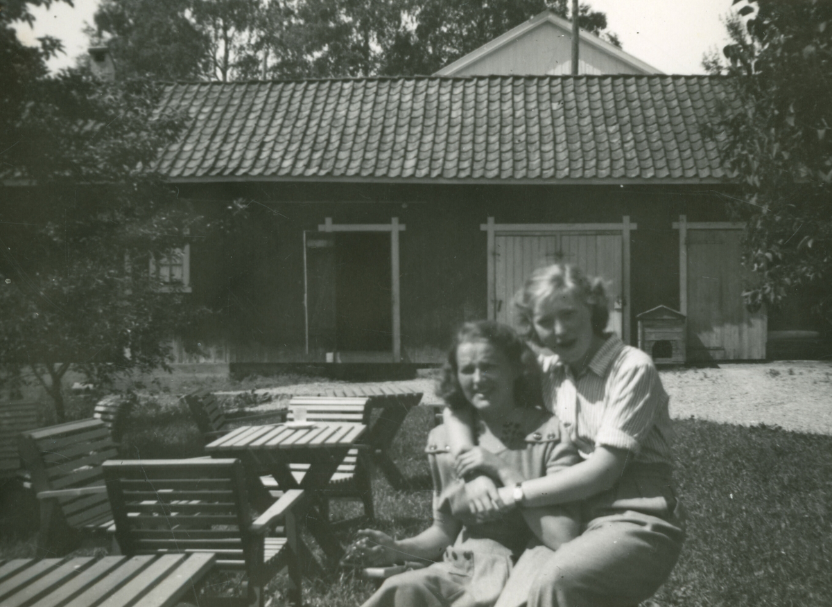 Seks bilde med motiv: Samling av kvinnelege ungdommar.