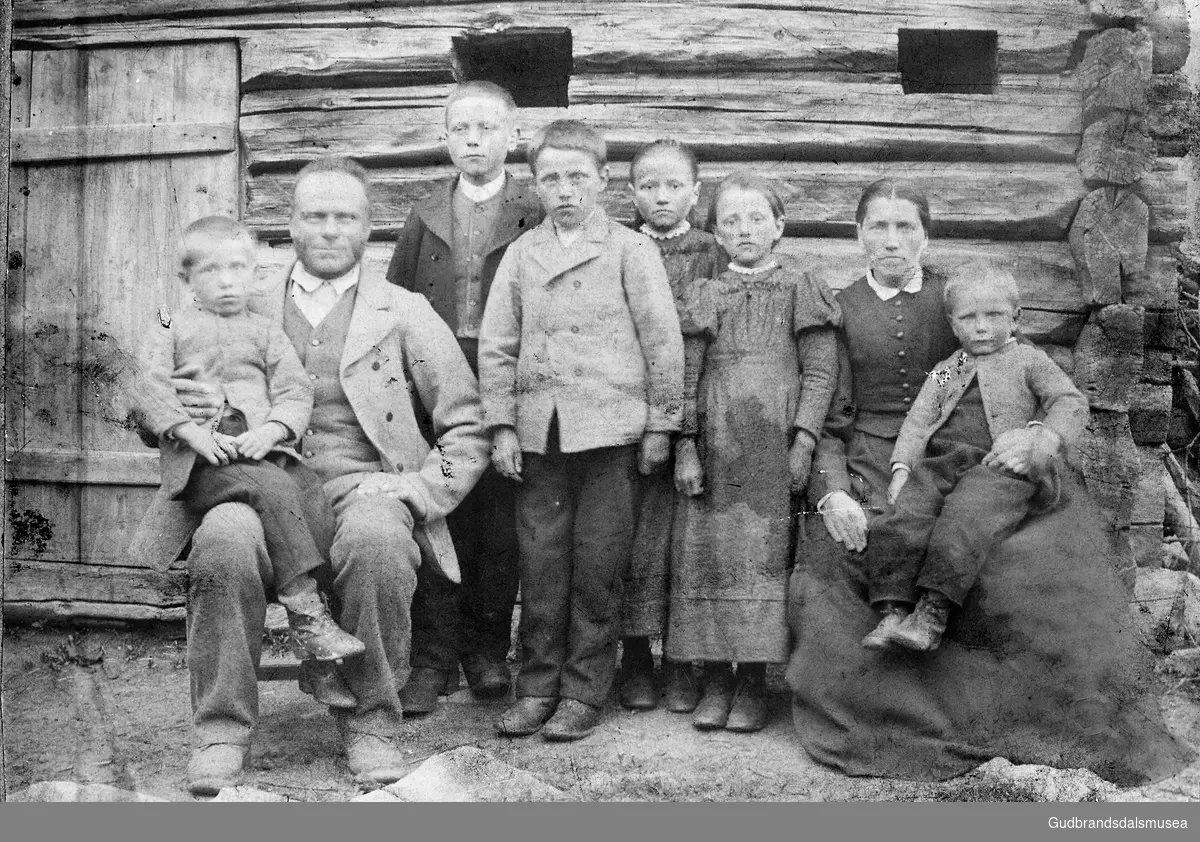 Ola Skjåkøygard (f. 1848) med familie