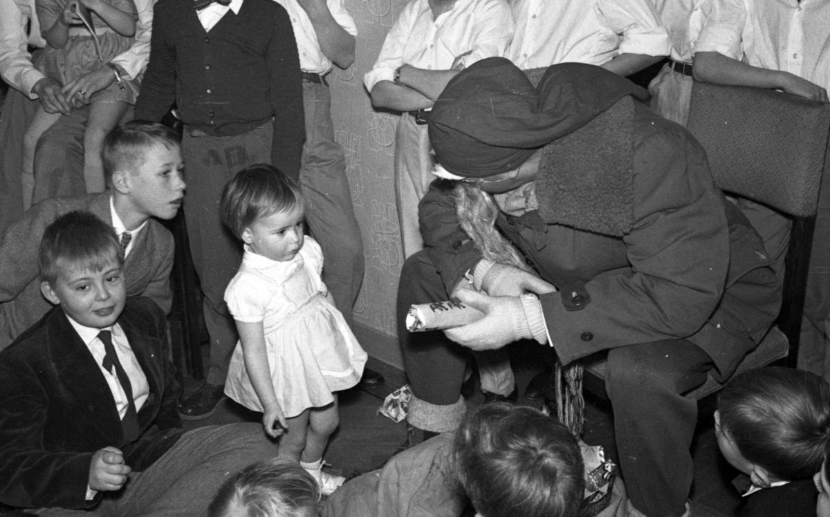 Barnfest med julgransplundring och tomtebesök på T 2 mäss 1959.