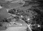 Vy över Åsbo kyrka och skola 1964.