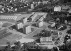 Flygfoto över Mjölby med punkthusen utmed Industrigatan i blickfånget.