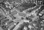 Flygfoto över Mjölby 1964. I blickfältet Lagmansskolan.