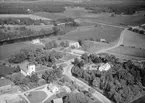 Vy över Ledberg kyrka med omnejd 1964.