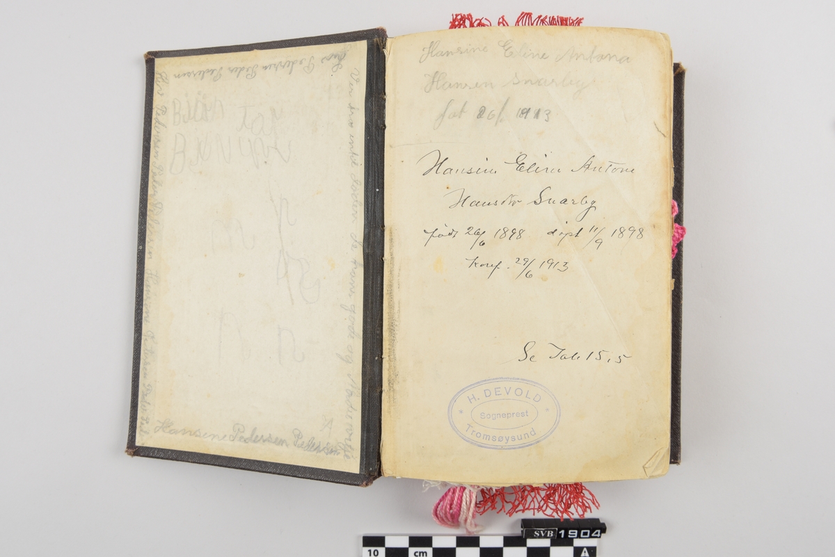 Bibel. Innbundet bok med flere bokmerker laget av forskjellig type tekstil. Et heklet kors og 3 rektangulære tekstilbånd med og uten mønster i forskjellige farger.