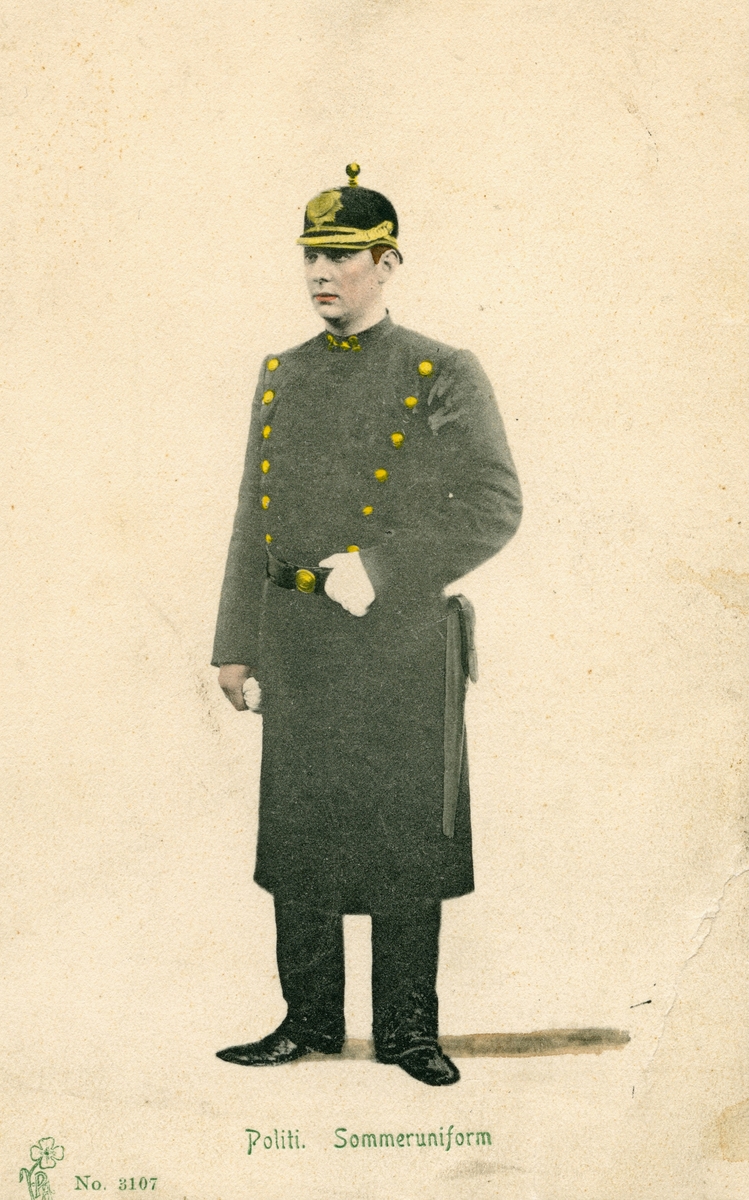 Postkort med politimann i Kristianiaspolitiets uniform av 1890 som motiv.