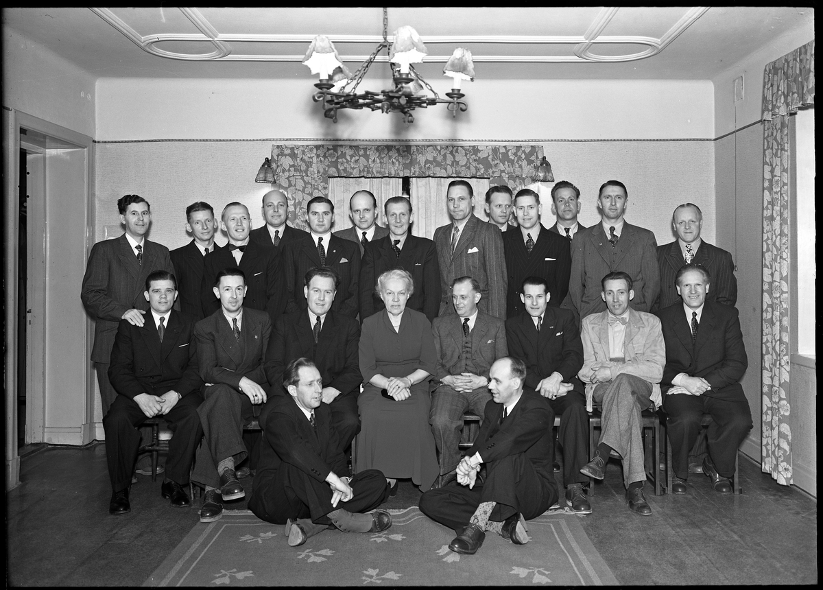 Alfhild Friskopps skolklass har återträff på Beths pensionat på Göteborgsvägen, 1949.