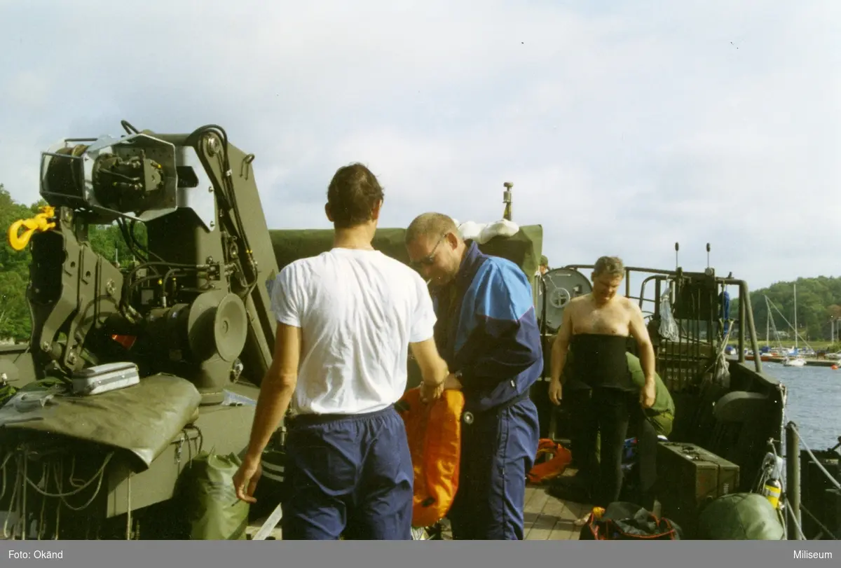 Från höger Kaj Hirberg, TT Karlsson och Axel Forthmeiier (ryggen mot kameran) under dykförberedelser vid 40-m dyket 2 sjömil om Hanö.