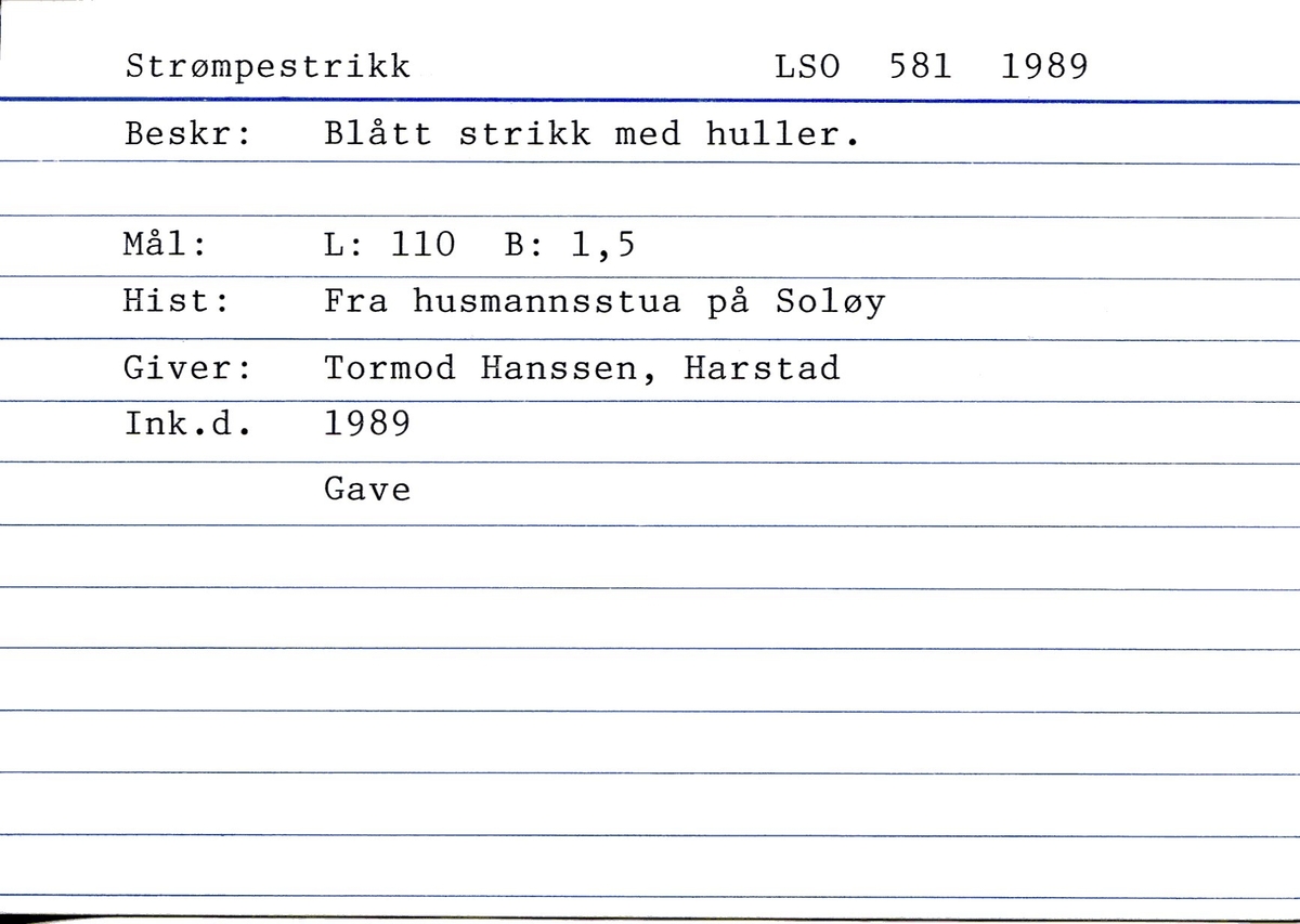 Strikk. Hvit- og blåstripet. Huller til knapper. Tullet sammen.