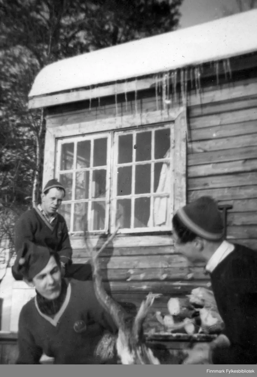 Påsketur til Ørnevannet på hytta til Astrup Erikson. Fra venstre: Reidulf Nilsson, Wilhelm Pettersen, og Rolf Sundquist. Se også bilde 10257-083, -084, -085, -086
