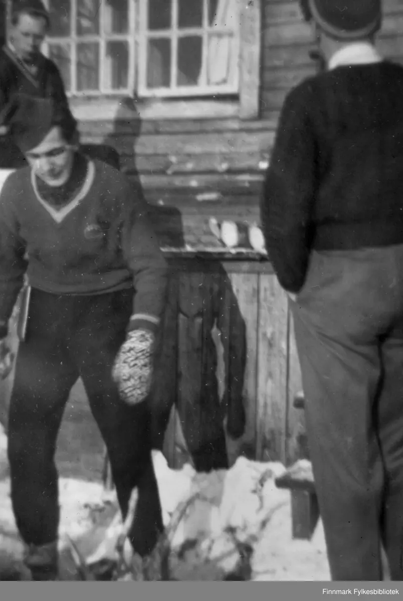 Påsketur til Ørnevannet. Foran hytta til Astrup Eriksen fra Bjørnevatn står fra venstre: Reidulf Nilsson, og Wilhelm Pettersen. Usikkert hvem mannen som står med ryggen til er. Se også bilder 10257-083, -084, -086