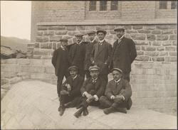 Ingeniører oppstilt på overløpskanalen ut mot juvet på Vemor